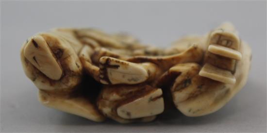 A Japanese ivory netsuke of Tadamori catching the oil thief, Edo period, 5.2cm